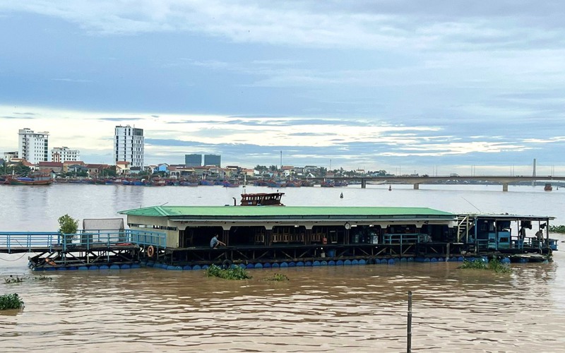 Quảng Bình: Sóng đánh trôi nhà hàng nổi ra cửa biển, 4 người thoát nạn 
