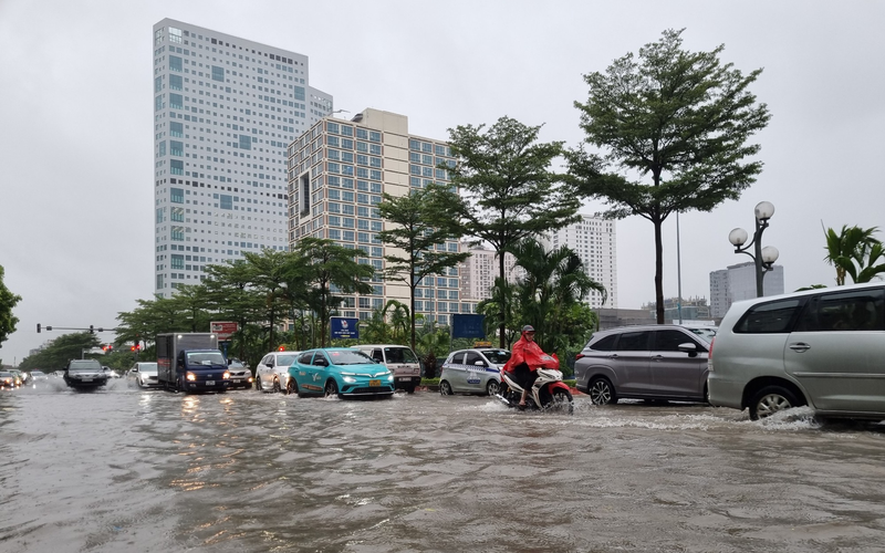 3 giờ tới Hà Nội mưa to, có nơi trên 80mm, nhiều tuyến phố tiếp tục chìm trong nước
