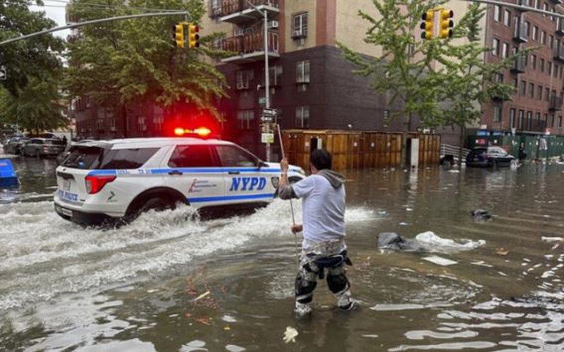 Clip: New York ngập nặng do mưa lớn, thị trưởng kêu gọi người dân không ra ngoài