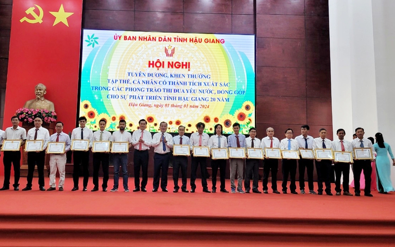 Báo Dân Việt nhận bằng khen của Chủ tịch tỉnh Hậu Giang