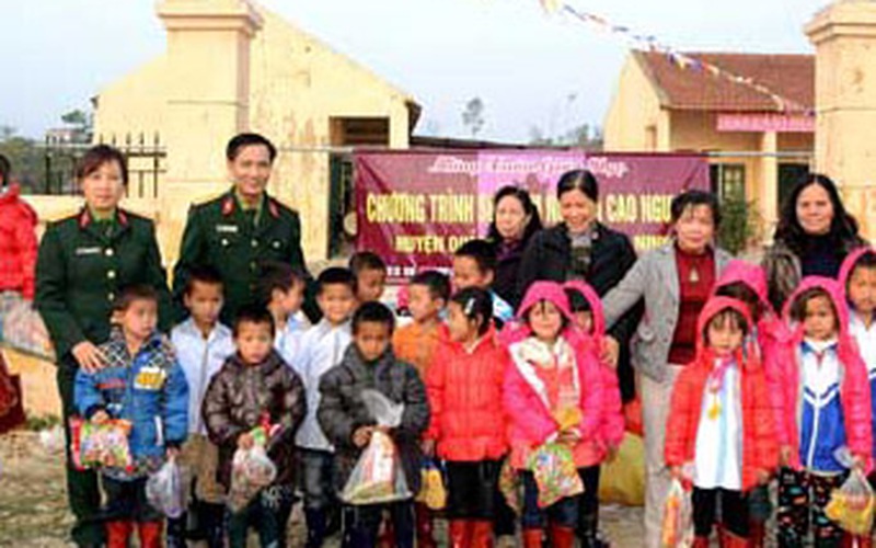 Đoàn từ thiện của Báo NTNN đến Quảng Ninh: Tặng áo ấm cho trẻ em 2 xã
