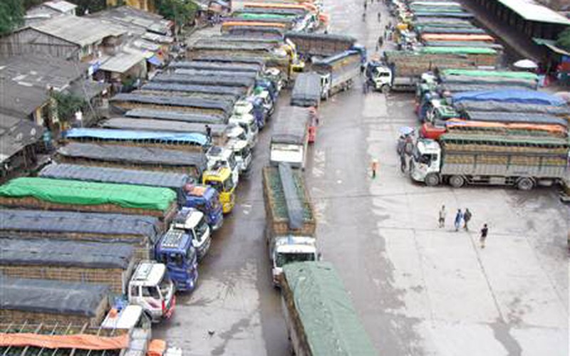 Hàng trăm xe chở nông sản ùn ứ tại cửa khẩu Tân Thanh