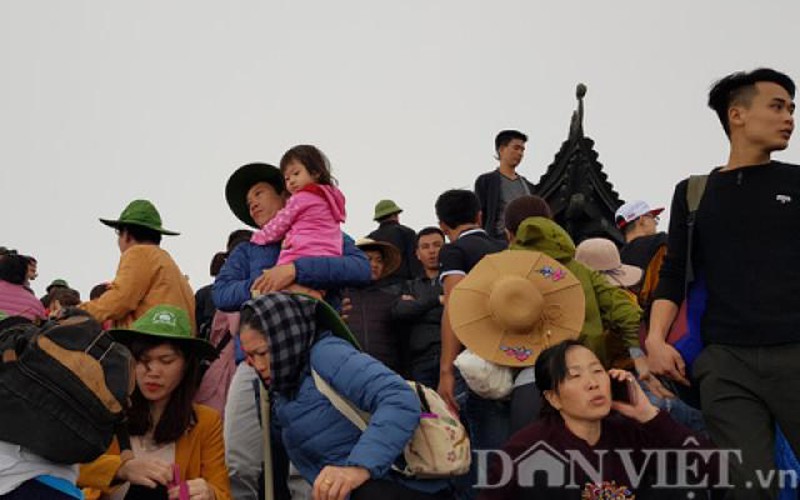 Tận thấy sự nguy hiểm khi trẻ em hành hương lên đỉnh thiêng Yên Tử
