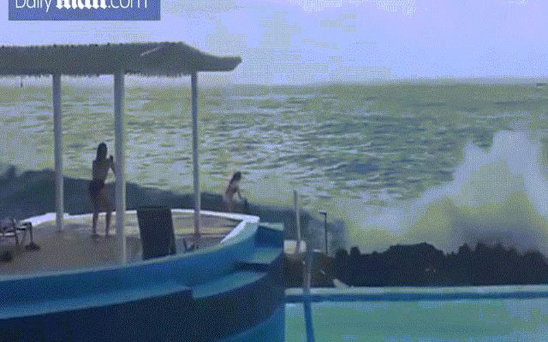 Video: Cô gái mặc bikini đứng trên mỏm đá bị sóng cuốn phăng