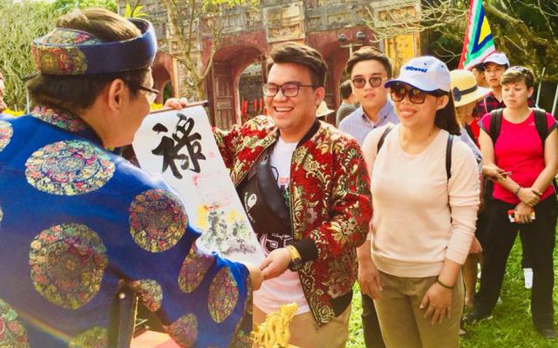 Chen chúc xin chữ cầu phúc lộc đầu năm tại Hoàng cung Huế