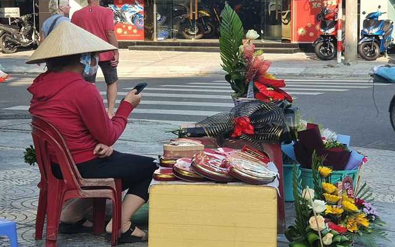 Đà Nẵng: Thị trường hoa, quà Valentine "méo mặt" vì dịch virus corona