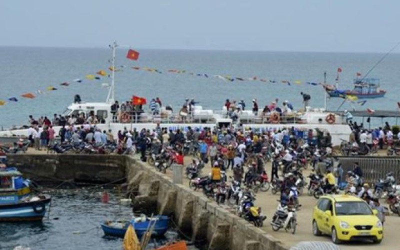 Cấm tàu chở 2.000 du khách kẹt ở đảo Lý Sơn vào bờ vì lo ATNĐ