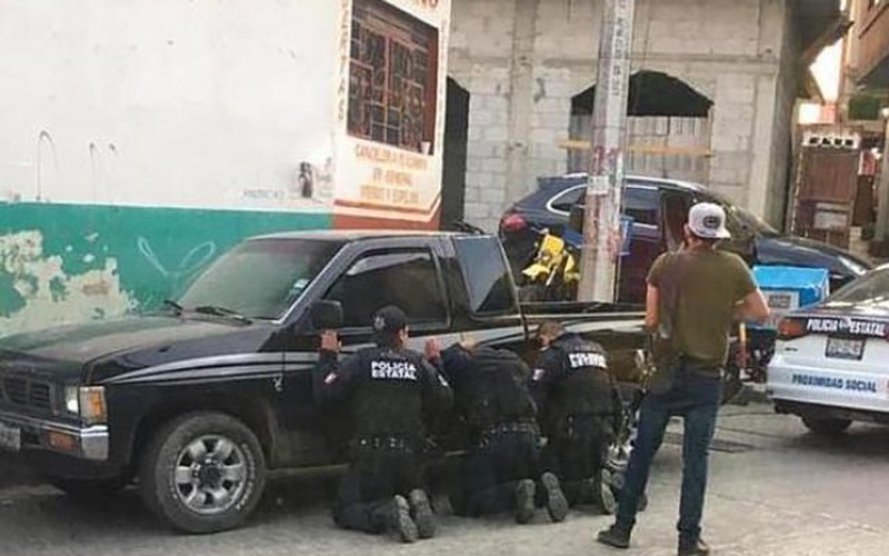 Băng đảng Mexico buộc 11 cảnh sát quỳ gối, bắt đi đâu không rõ
