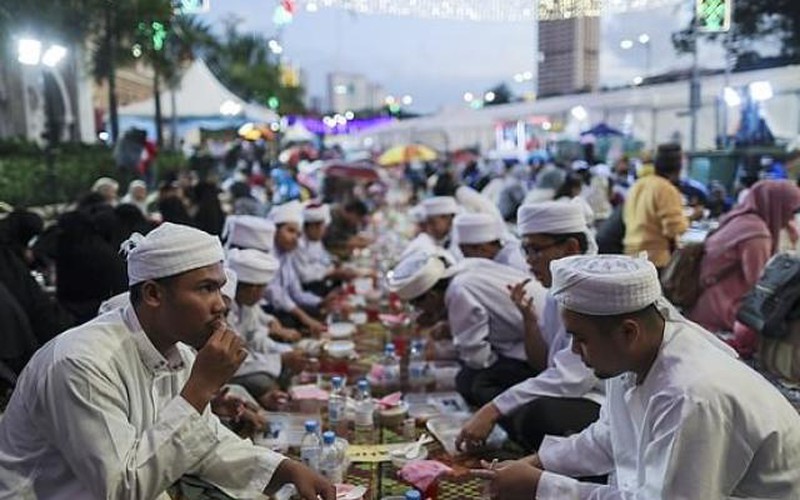 Quan chức Malaysia cải trang bắt người Hồi giáo trong tháng linh thiêng