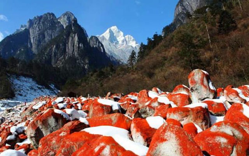 Sông băng, núi tuyết, bãi đá đỏ hút du khách đến con đường tơ lụa cổ đại