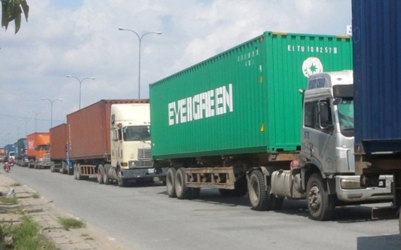 Hàng trăm xe container ùn ứ vì cửa khẩu Mộc Bài thu phí quá cao