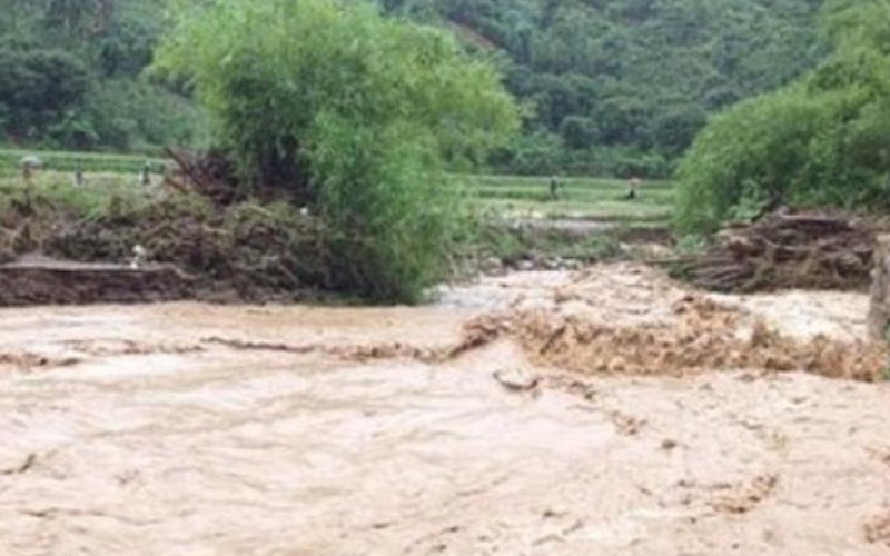 Mưa lớn trút xuống miền Trung, đề phòng sạt lở đất, lũ quét