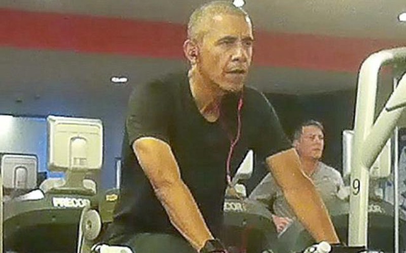 Ảnh "chộp" Obama đeo tai nghe hồng tập gym ở Ba Lan