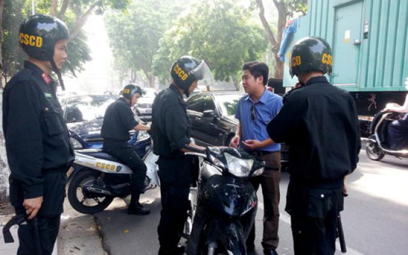 Người vi phạm ngỡ ngàng vì bị CSCĐ "sờ gáy" giữa ban ngày