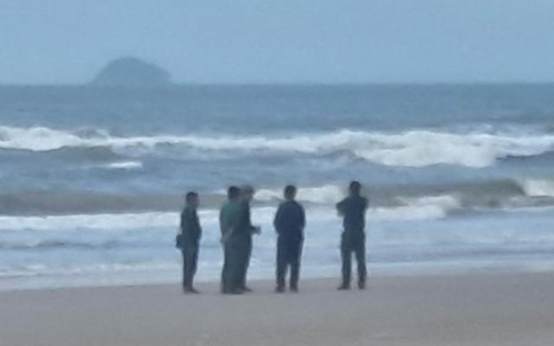 Vụ khách du lịch chết đuối ở biển Bình Thuận: Nỗ lực tìm 2 người mất tích