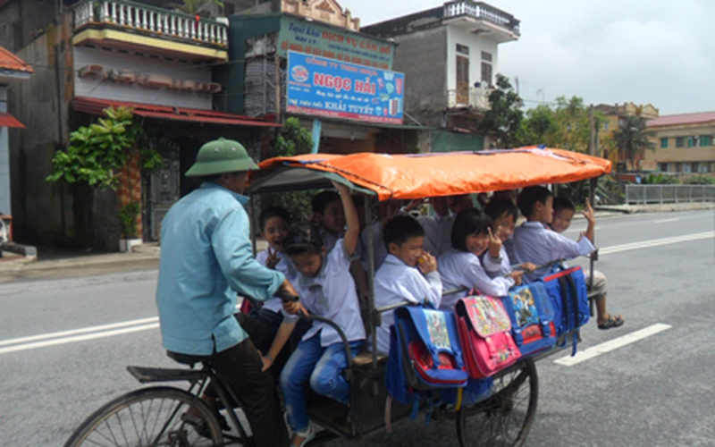 Hai lúa  đạp xích lô miễn phí đưa trẻ đến trường