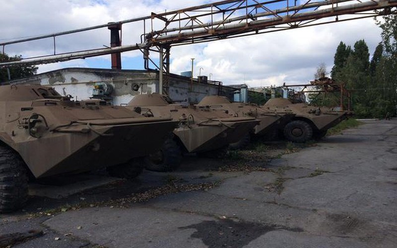 Ukraine chậm cấp vũ khí, quân tình nguyện tích tiền sửa xe chiến đấu