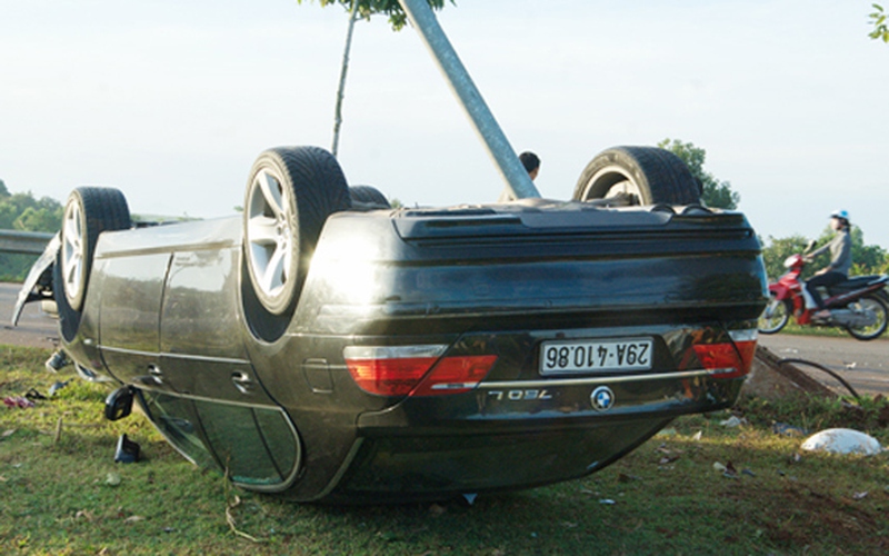 Hiện trường vụ xe BMW gây tai nạn giữa đêm khiến 2 người tử vong
