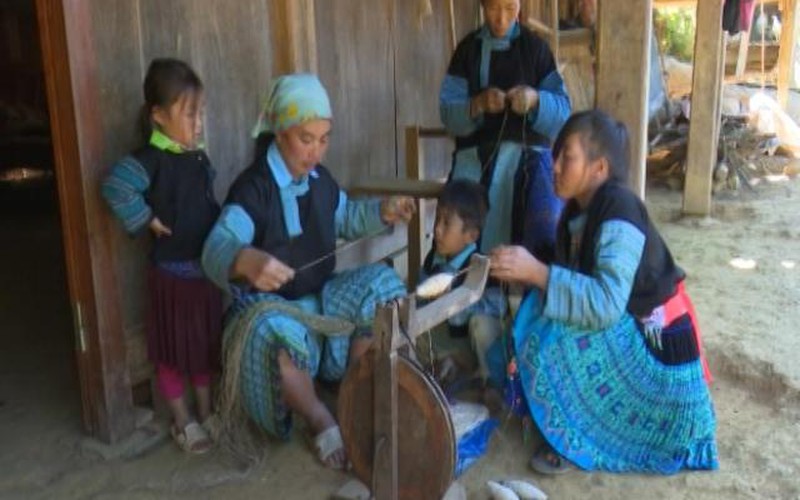 Trai dân tộc Mông chọn vợ qua cách xe lanh, đưa thoi, dệt vải
