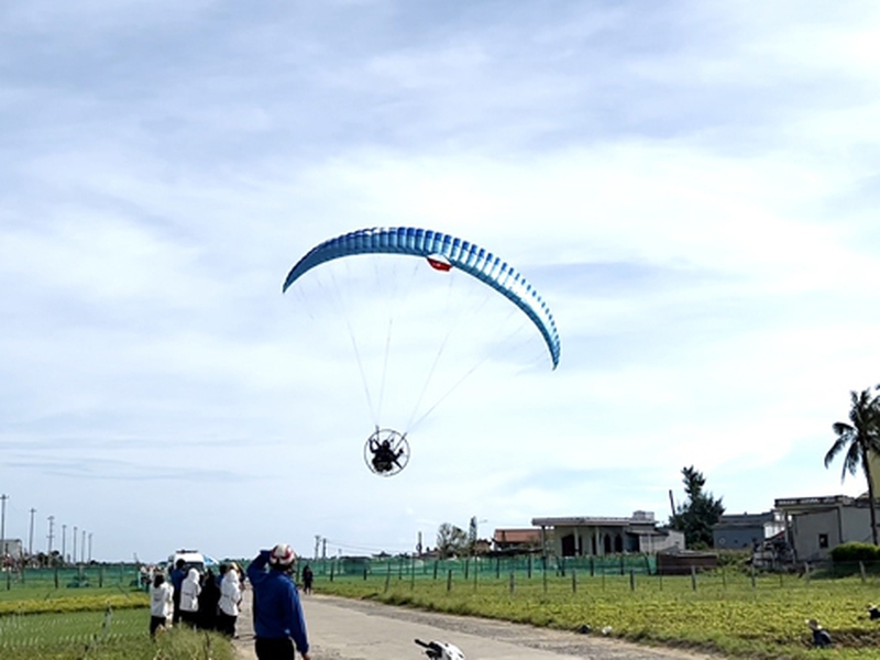 Quảng Ngãi:
Mãn nhãn với màn biểu diễn của phi công dù máy trên bầu trời Lý Sơn
