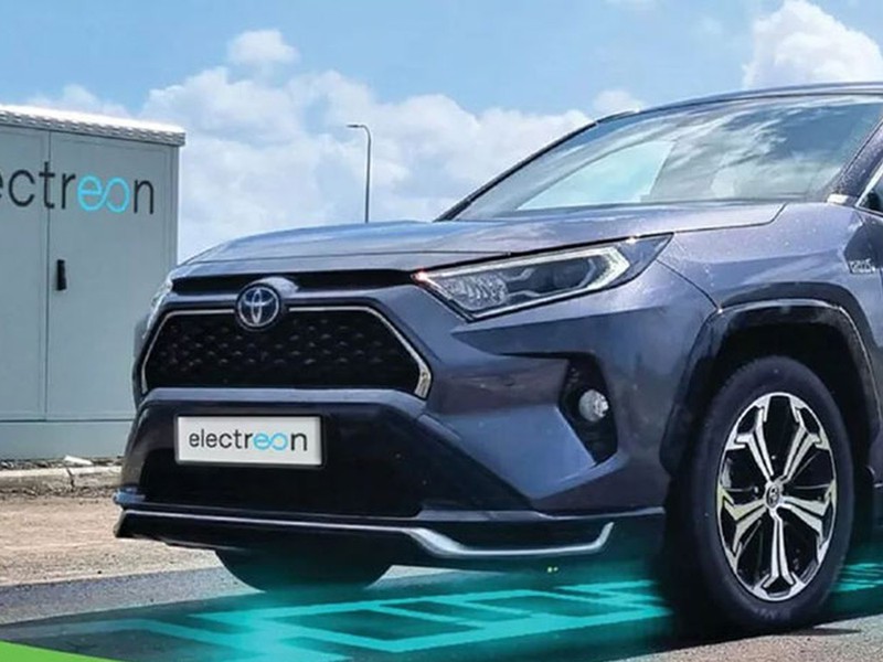 Toyota RAV4 PHEV chạy liên tục 1.950 km mà không cần sạc điện