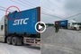 Bắc Ninh: Trèo lên thùng xe gỡ dây điện, tài xế bị điện giật tử vong trên xe container