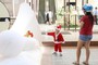 Sài Gòn trang hoàng lộng lẫy, bạn trẻ "lên đồ" chơi Noel sớm